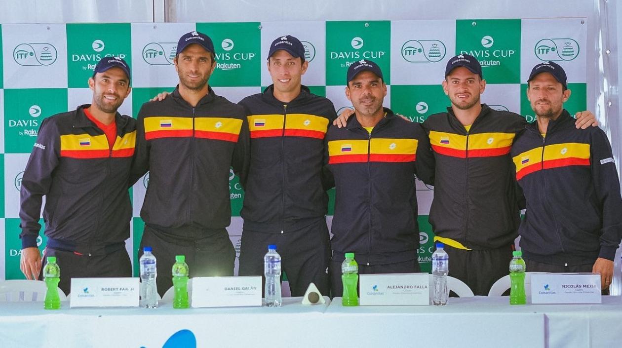Alejandro Falla con sus dirigidos de la Copa Davis. 