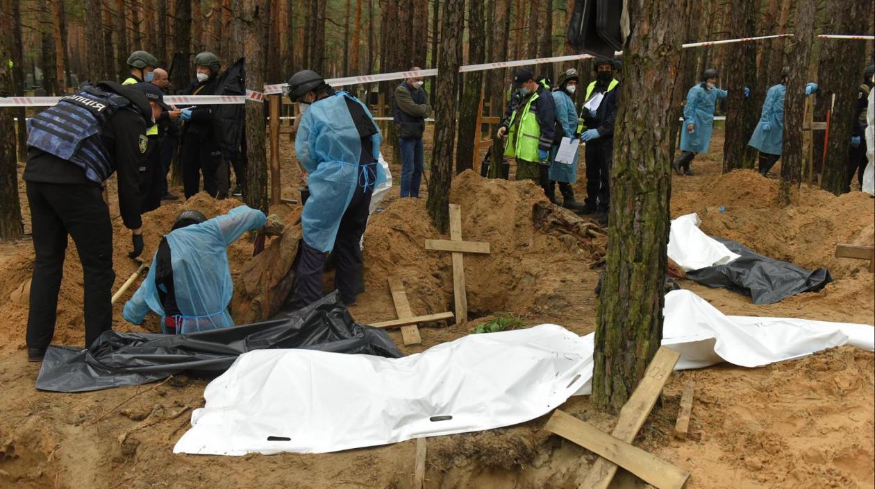 Trabajadores exhuman cuerpos de tumbas en Izium, región de Járkov, en el noreste de Ucrania.