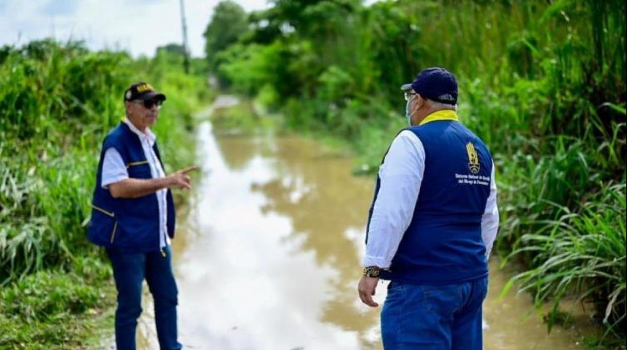 El alcalde William Dau visitando una zona inundada por las fuertes lluvias. 