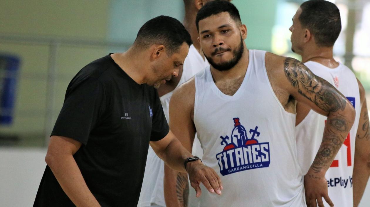 Tomás Díaz conversa con Sorem De Luque. 