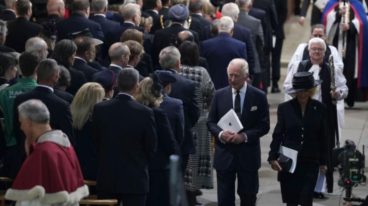 Carlos III y la reina consorte Camilo en el servicio de Oración y Reflexión por la vida de Isabel II en la Catedral de Llandaff, Cardiff.