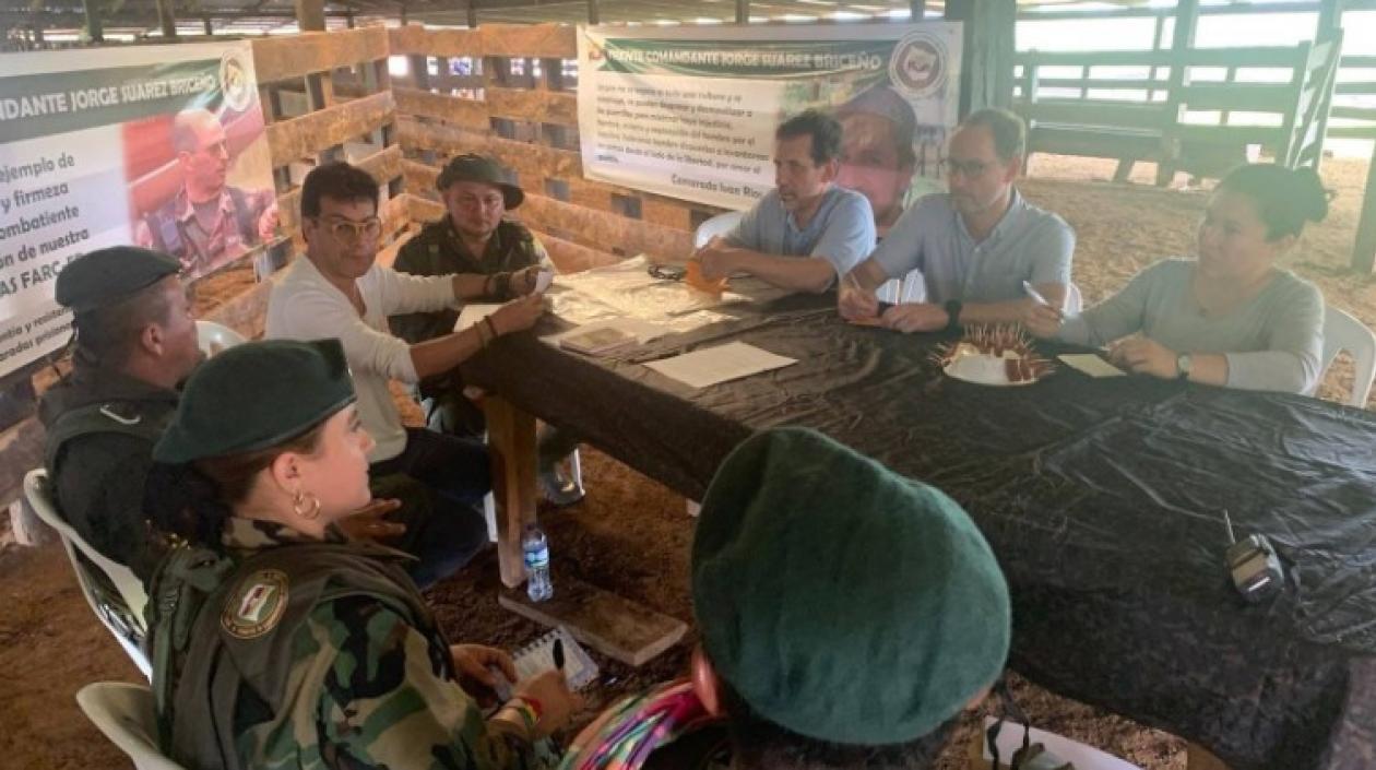 Los delegados del Gobierno Nacional y de la ONU con disidentes de las FARC.