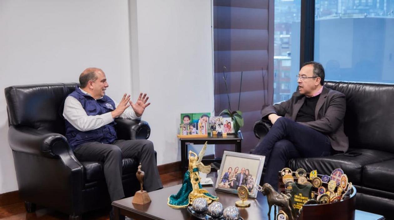 El Defensor del Pueblo, Carlos Camargo, y el Ministro del Interior, Alfonso Prada.