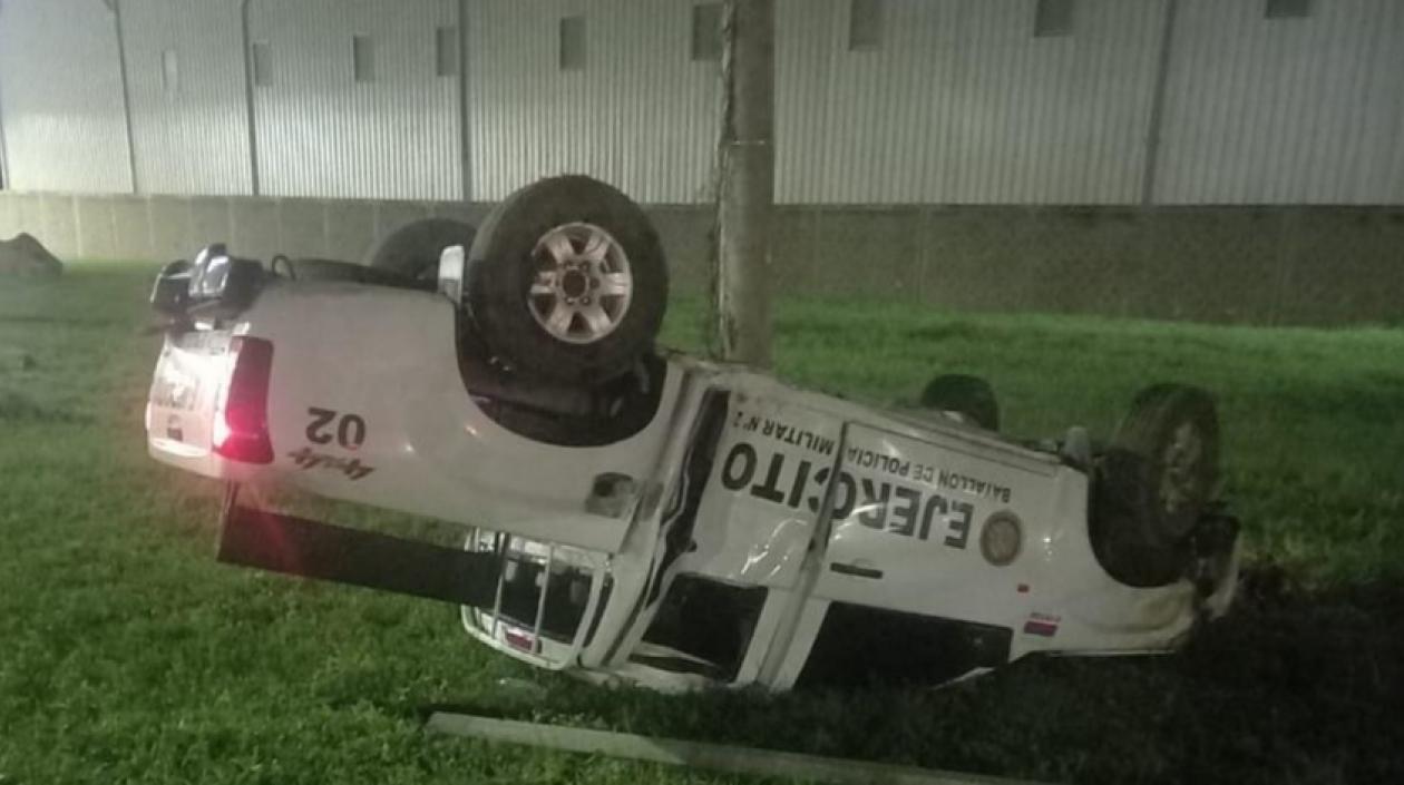 Camioneta del Ejército accidentada.