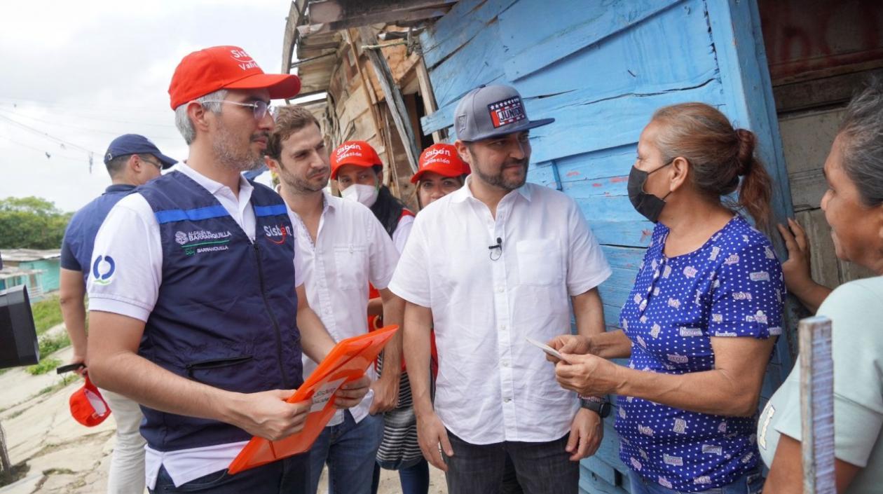 Alcalde Jaime Pumarejo visitando a usuarios del Sisbén