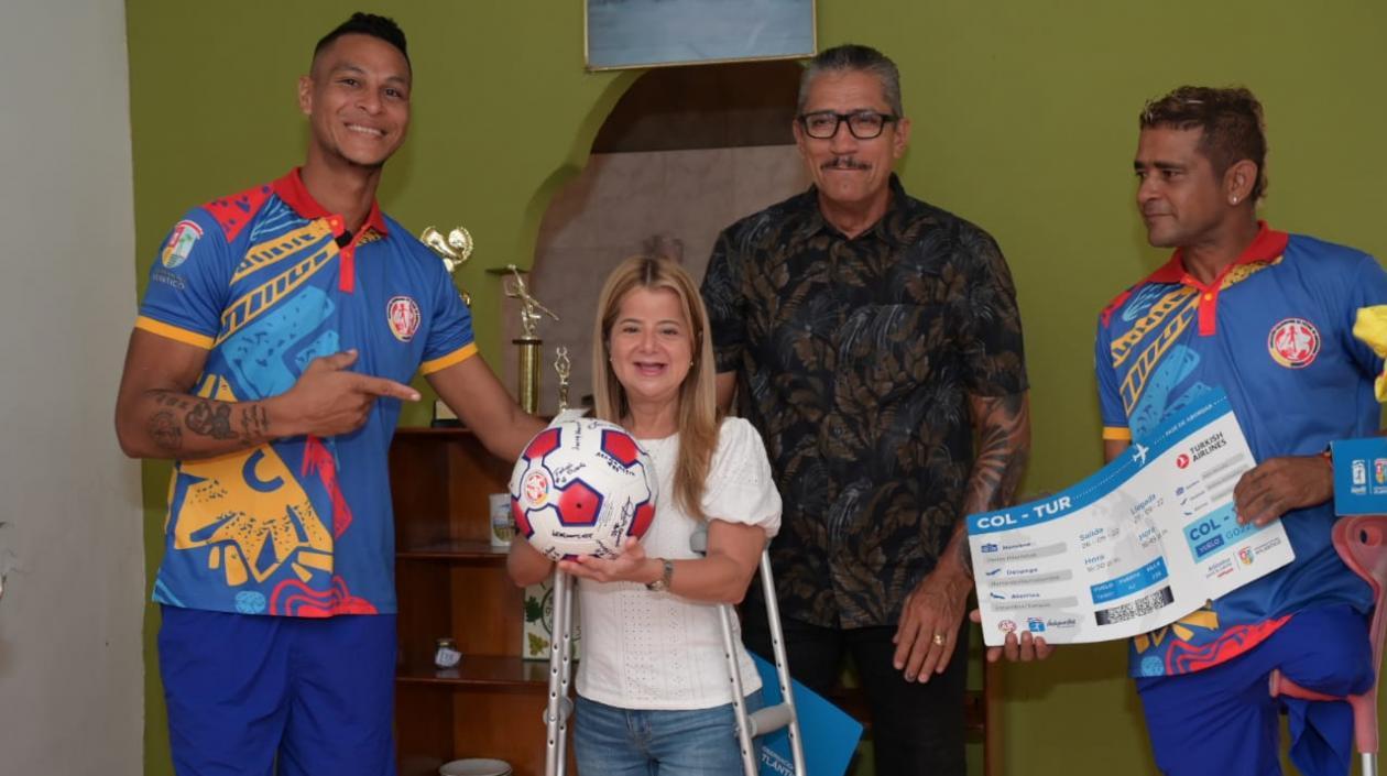 Elsa Noguera con los amputados y el entrenador Édgar Blanco. 