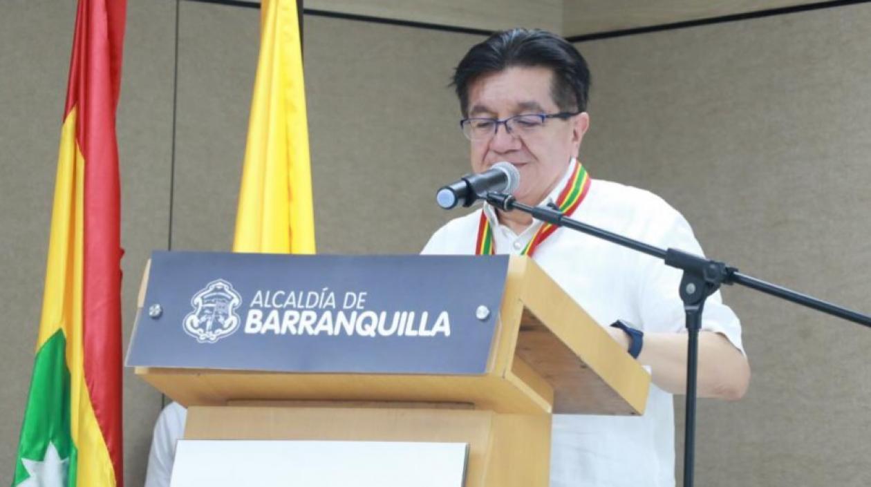 El exministro Fernando Ruiz en un reconocimiento que le hicieron autoridades locales en Barranquilla.