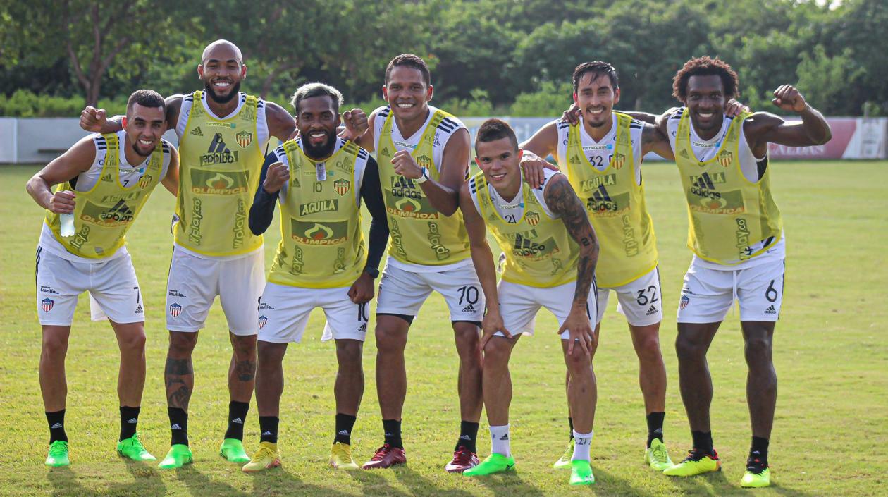 Jugadores de Junior durante el entrenamiento. 