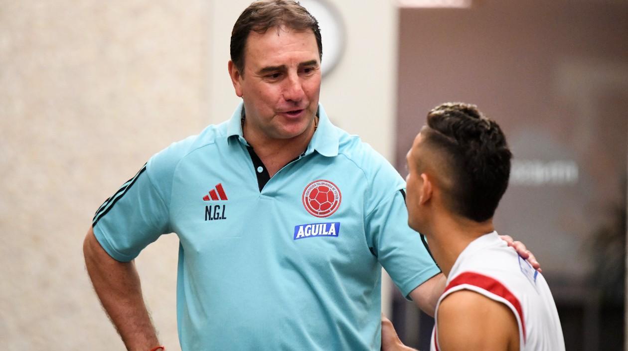 Néstor Lorenzo conversa con Rafael Santos Borré. 