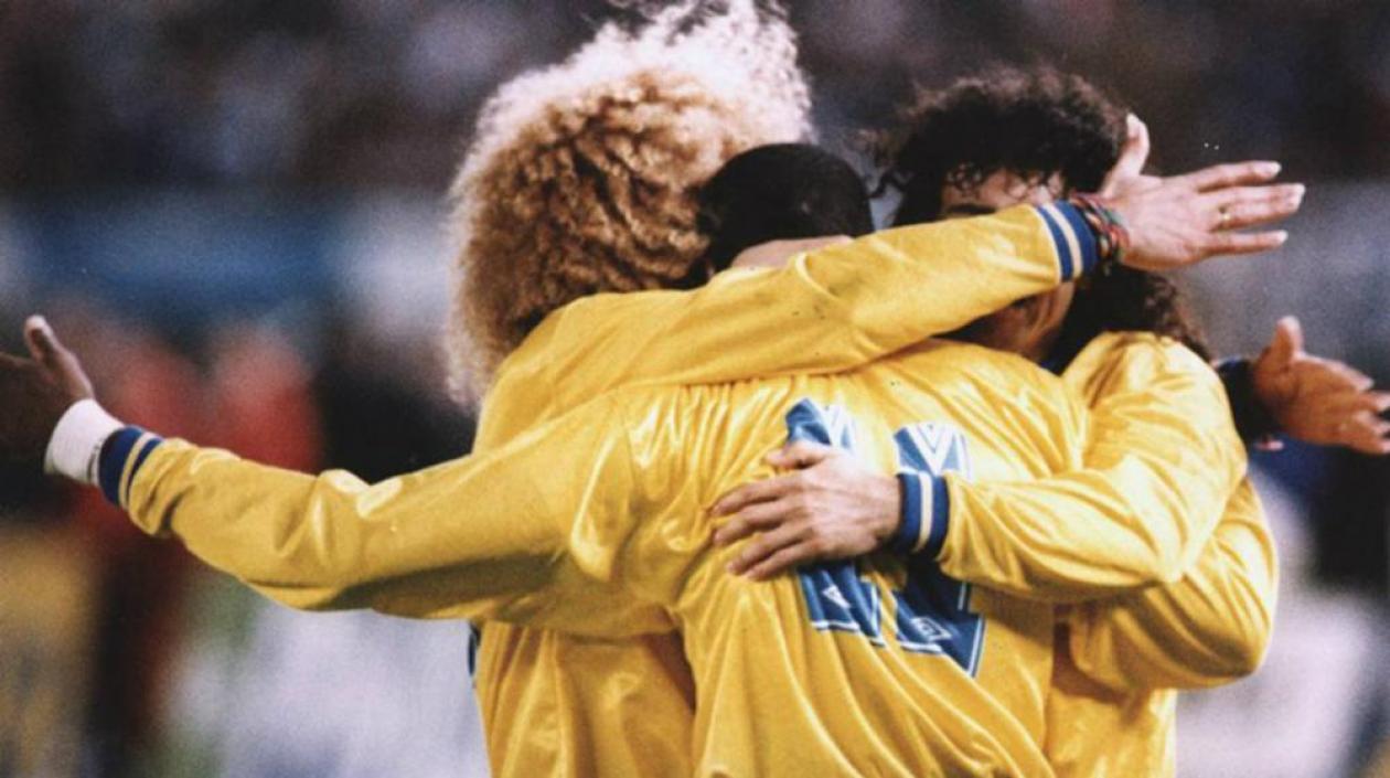 Carlos Valderrama festeja con Faustino Asprilla y Leonel Álvarez. 