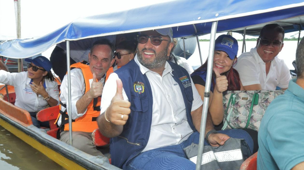 El director de la C.R.A. Jesús León, recorriendo el Canal del Dique.