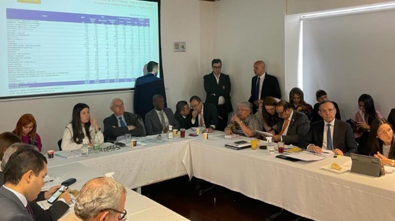 El senador Efraín Cepeda en la reunión de coordinadores y ponentes del proyecto de ley del Presupuesto General de la Nación 2023.