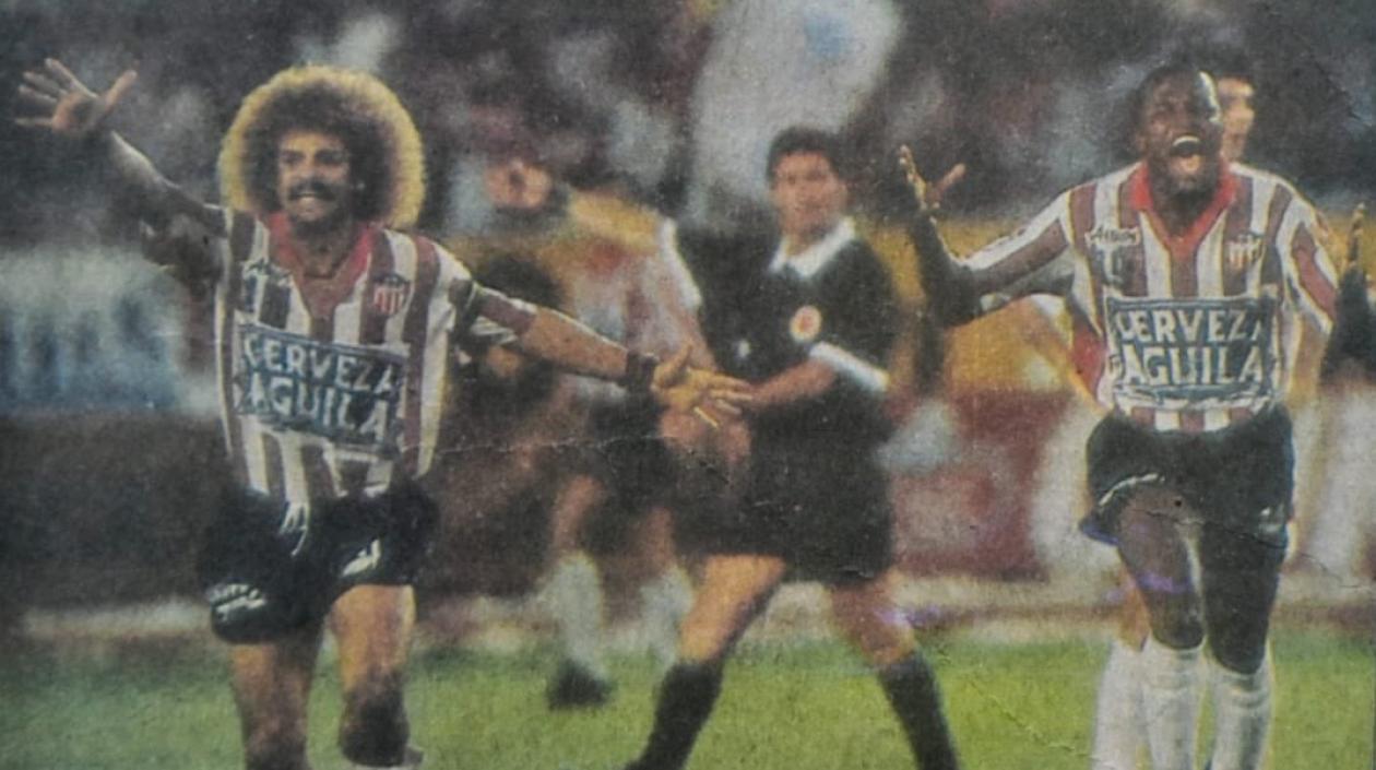 Fernando Paneso convalida un gol a favor de Junior. 