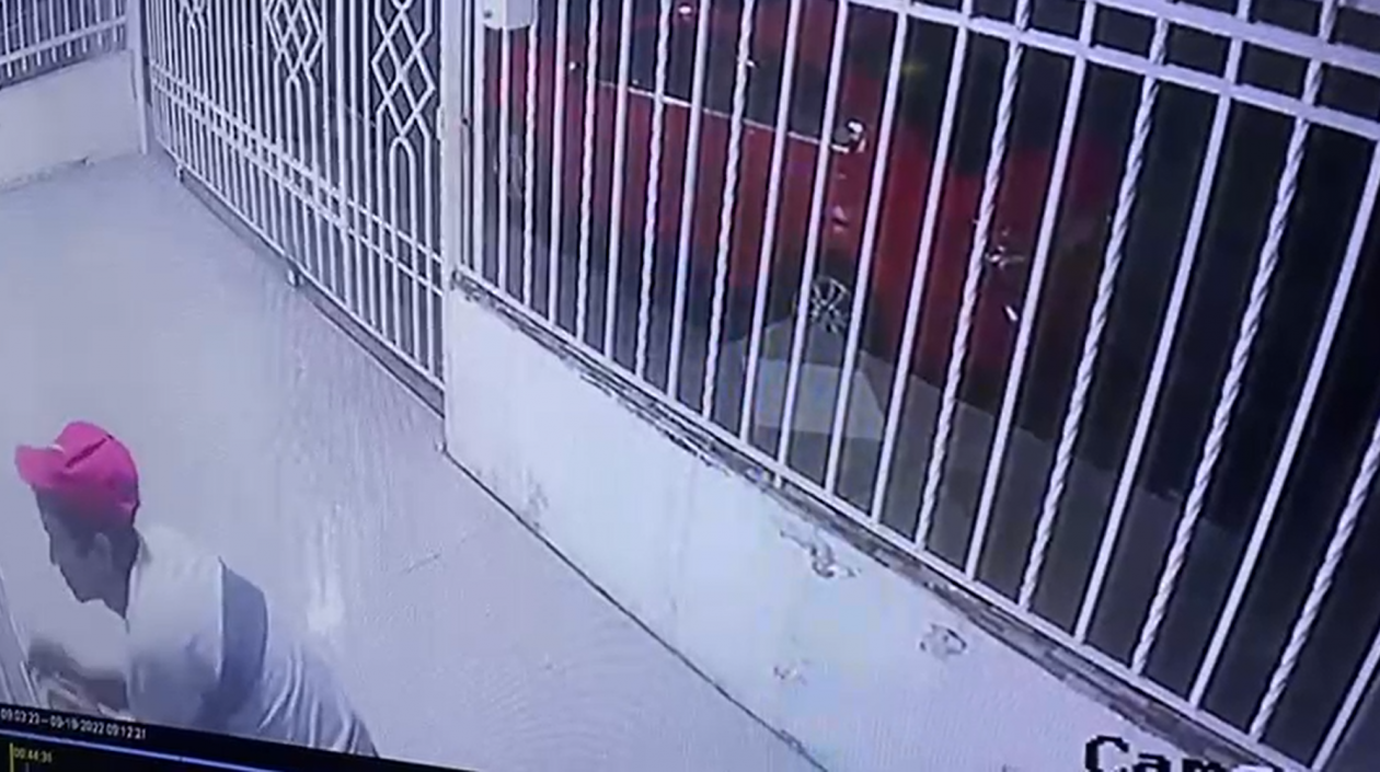 Momento en que ladrón se roba la pistola en casa de un policía.