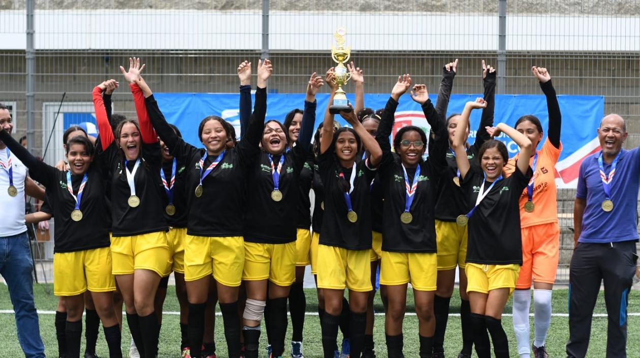 I.E. Pies Descalzos, campeonas del fútbol femenino. 