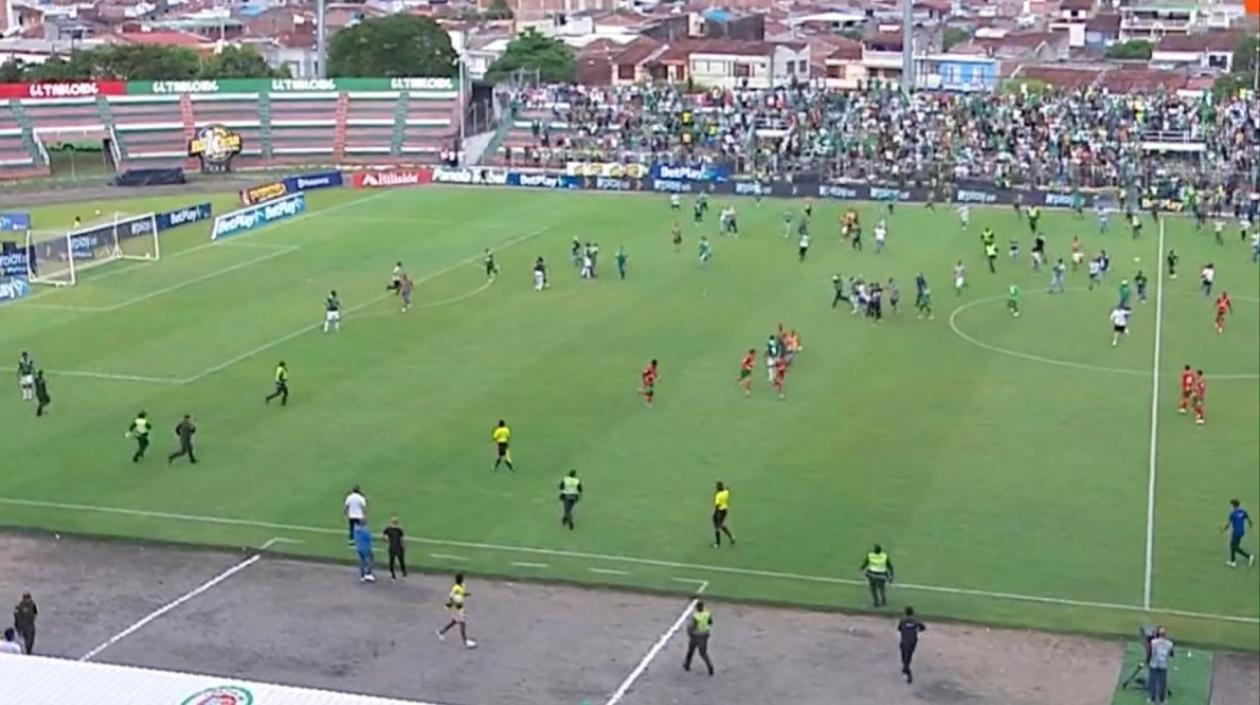 Momentos en que los hinchas ingresan a la cancha. 