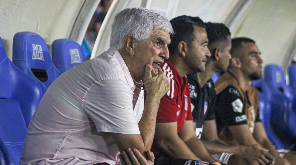 Julio Comesaña, entrenador del Junior. 