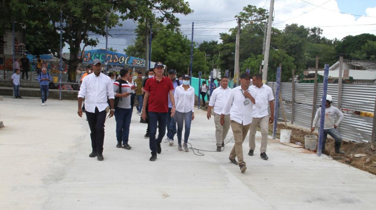 Recorrido del alcalde Rodolfo Ucrós por las obras de construcción de los parques.