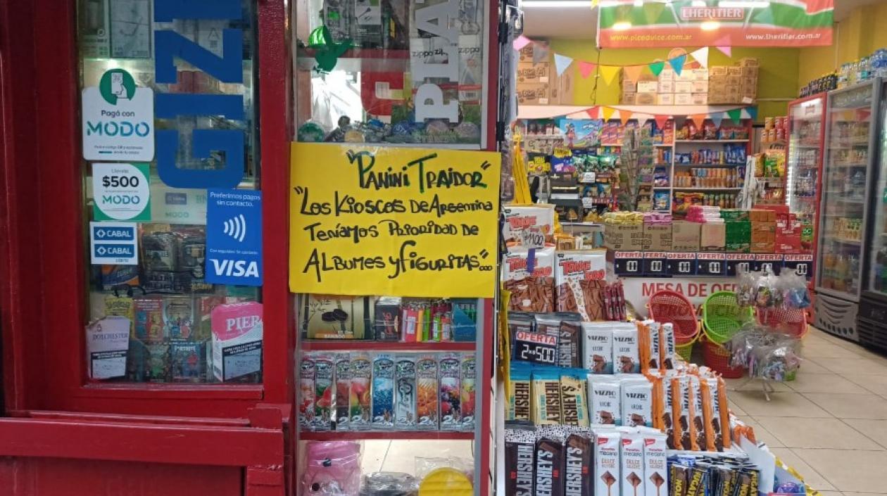Letreros contra Panini en kioscos argentinos.