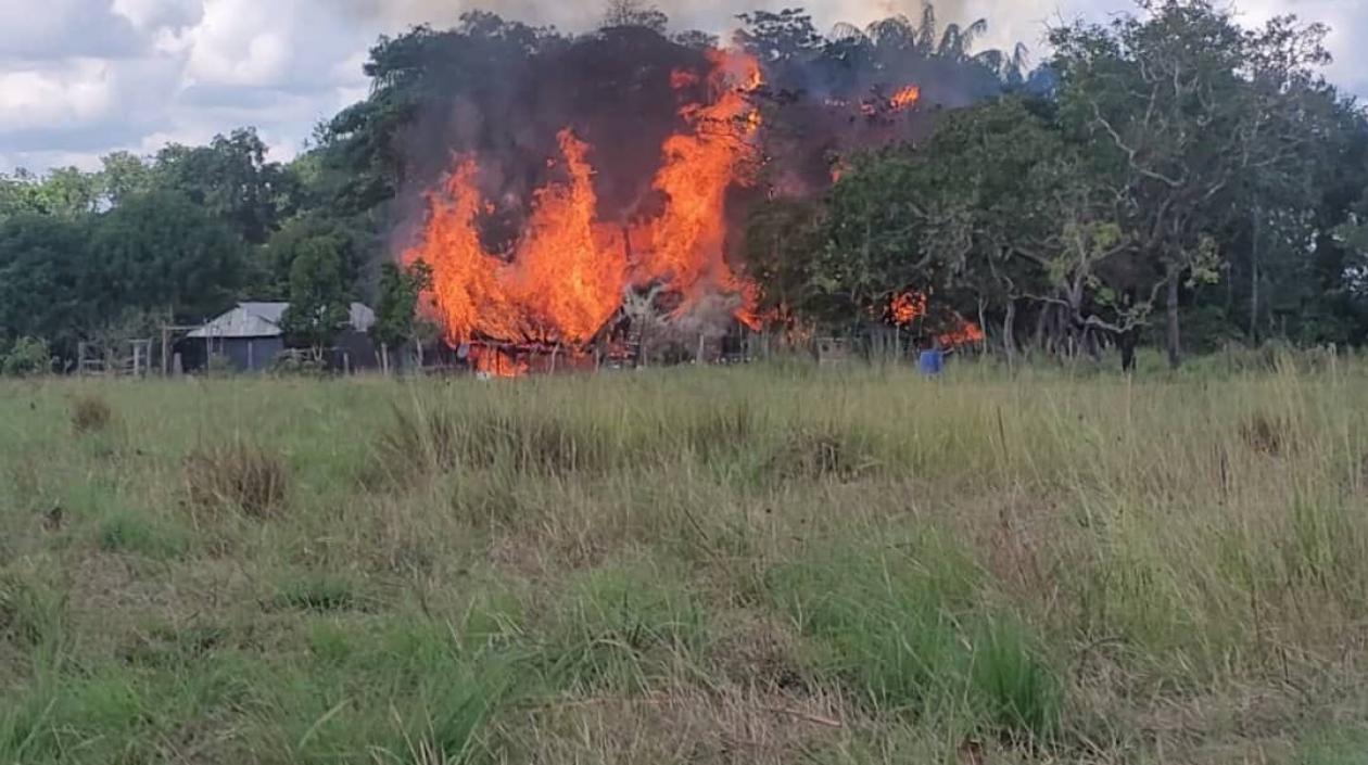 Imagen del campamento destruido.
