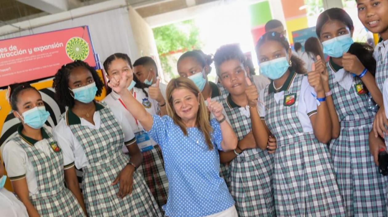Gobernadora Elsa Noguera junto a las estudiantes.