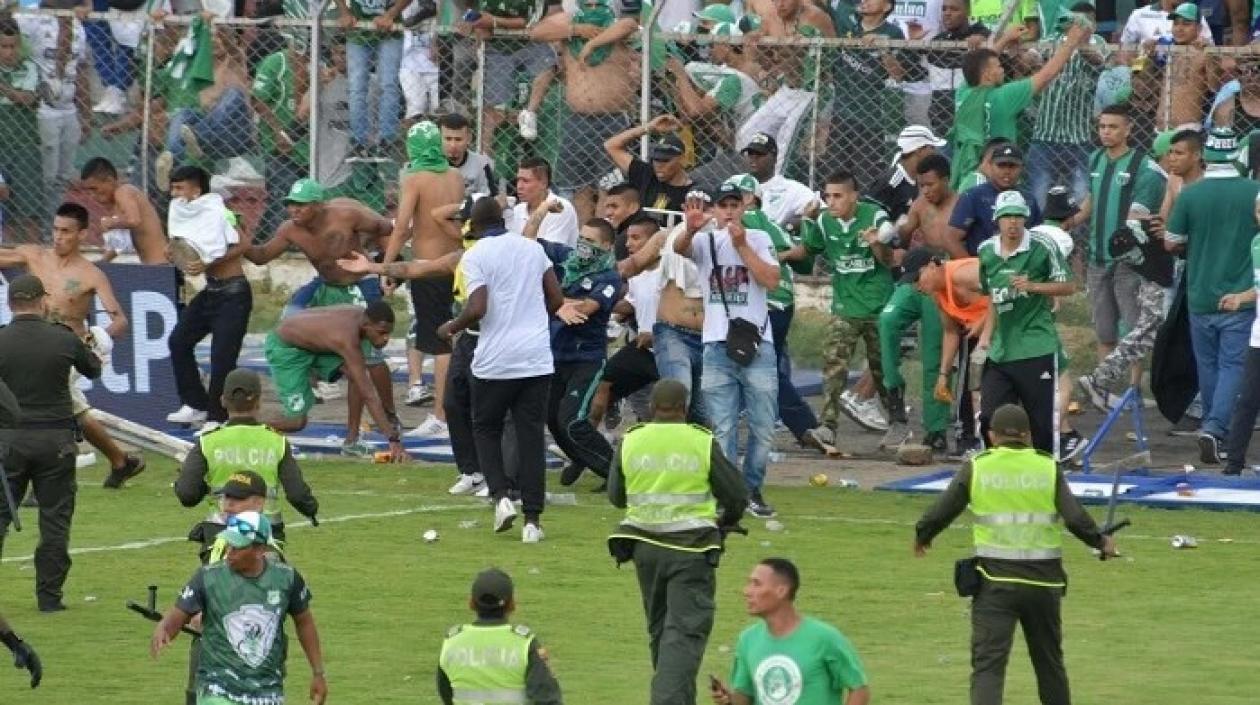 Hinchas invaden la cancha. 