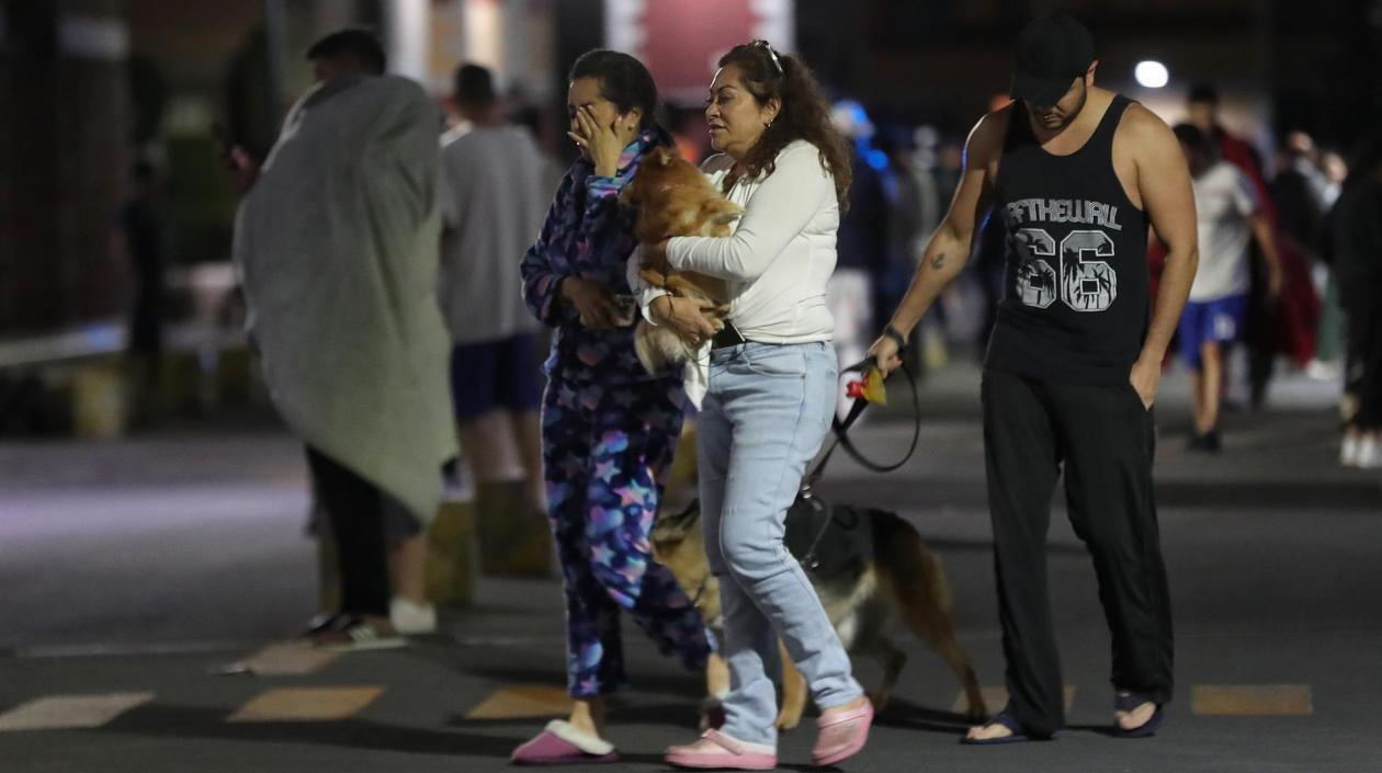  Personas permanecen en las calles después de registrarse un terremoto la madrugada de este jueves en la Ciudad de México.