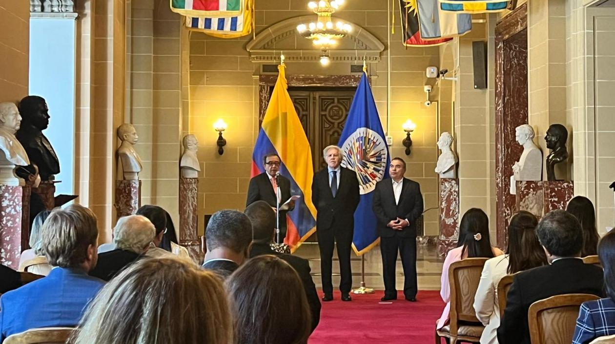 Presentación de credenciales de Luis Ernesto Vargas.