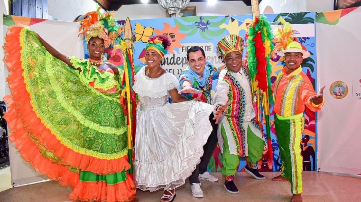 El director del IPCC, Óscar Uriza, con tres hacedores de las fiestas del 11 de Noviembre.