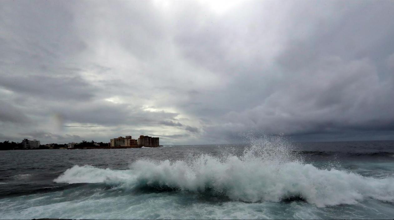 Oleaje en el Malecón de La Habana. 