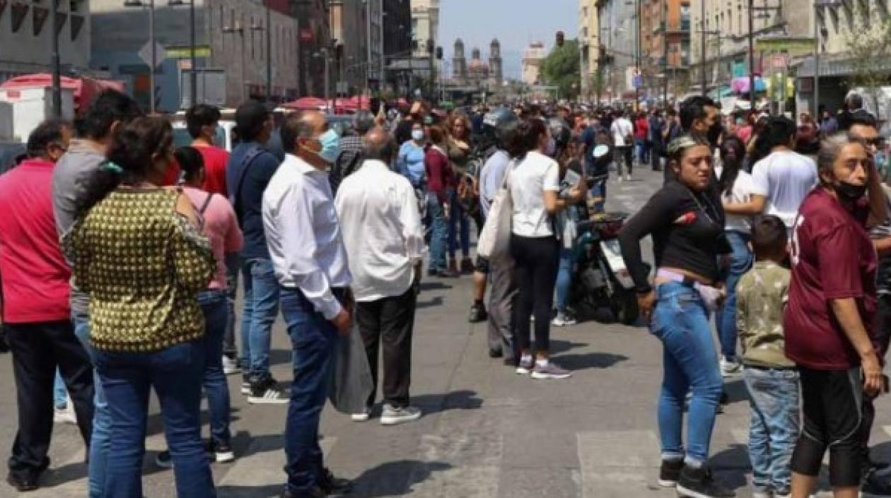 Ciudadanos salen a las calles después del sismo de 6,9 del jueves.