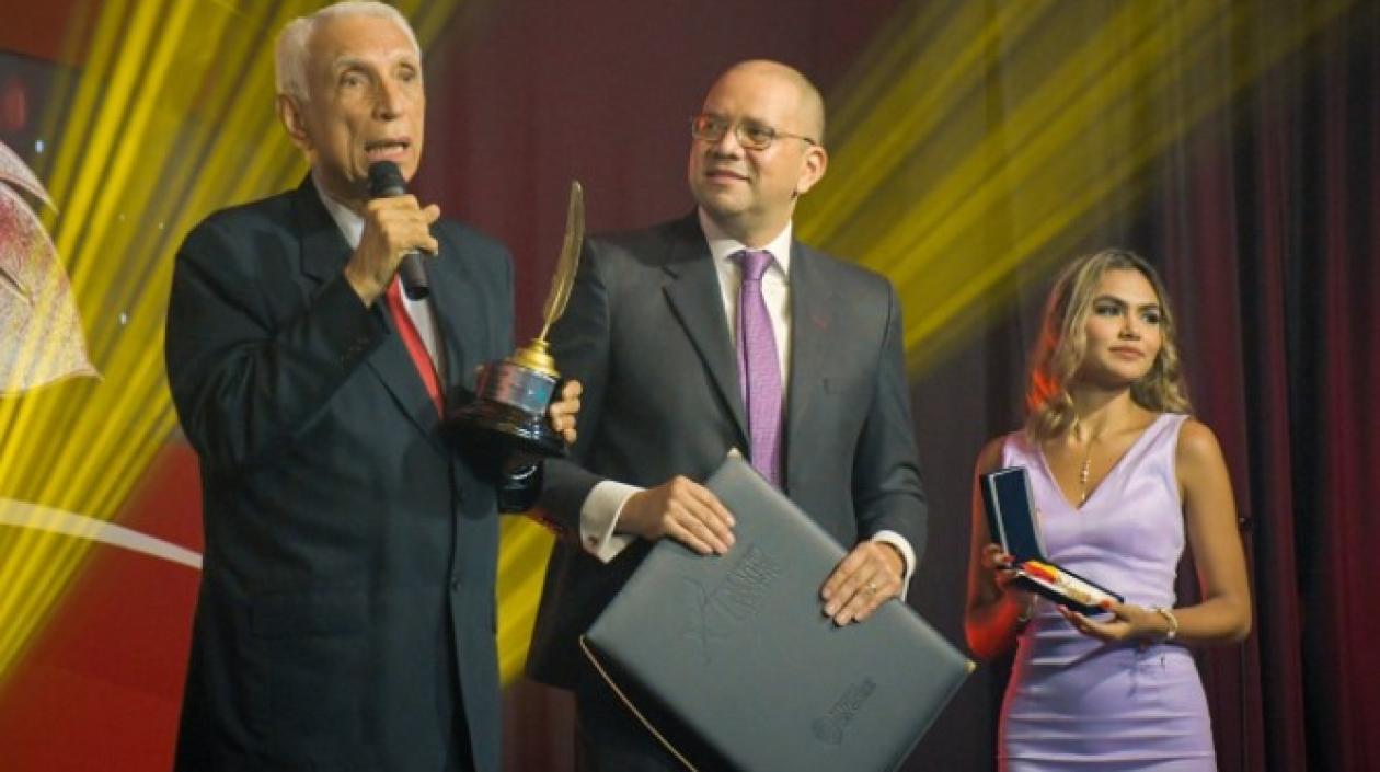 Ventura Díaz Meja, Premio 'Vida y Obra'. Lo acompaña el rector Mauricio Molinares.