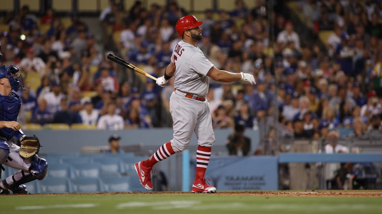 Albert Pujols al momento de conectar su cuadrangular 700. 