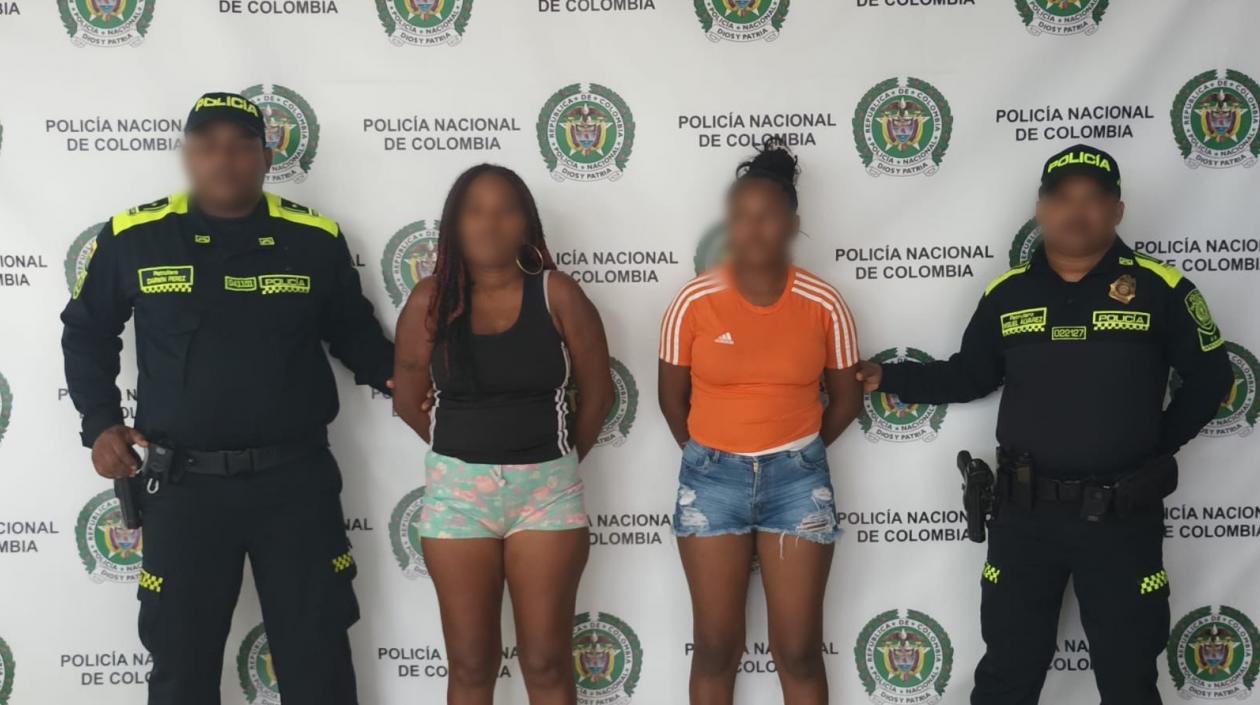 Dos mujeres capturadas por pelear clientes.