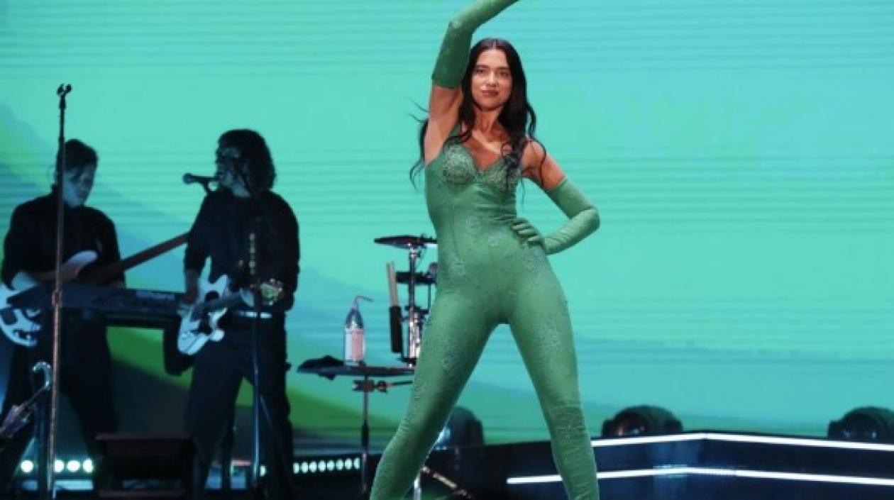 Dua Lipa en su concierto en Bogotá.