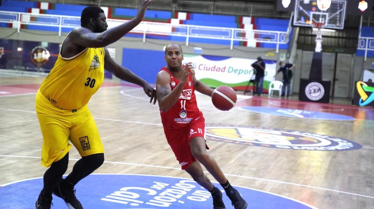 Ernesto Oglivie enfrenta la marca de un rival. 