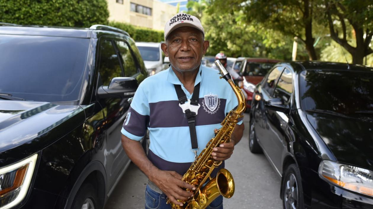 Félix Polanco Acosta, se apresta a iniciar la jornada, en la calle 76 con 57.