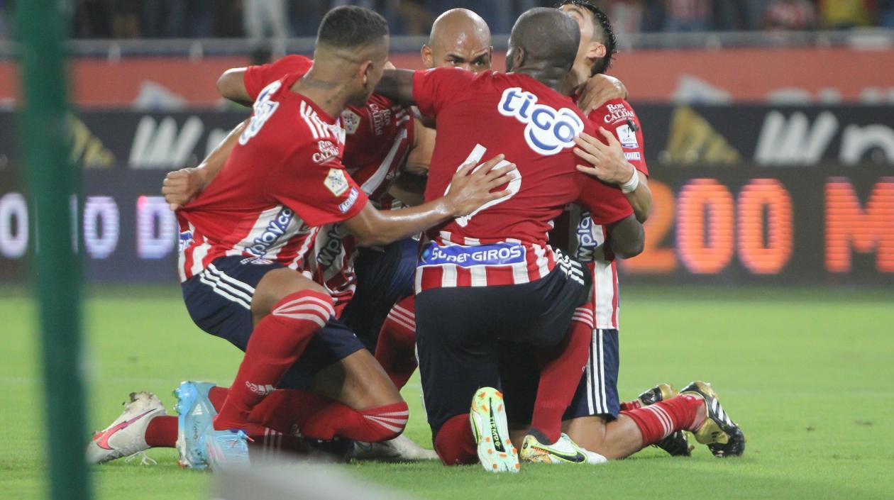 Jugadores de Junior celebran un gol. 