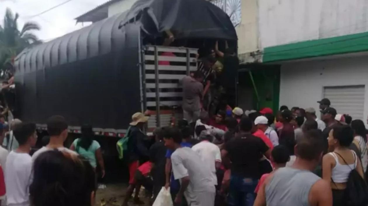 En pleno saqueo captada la gráfica.