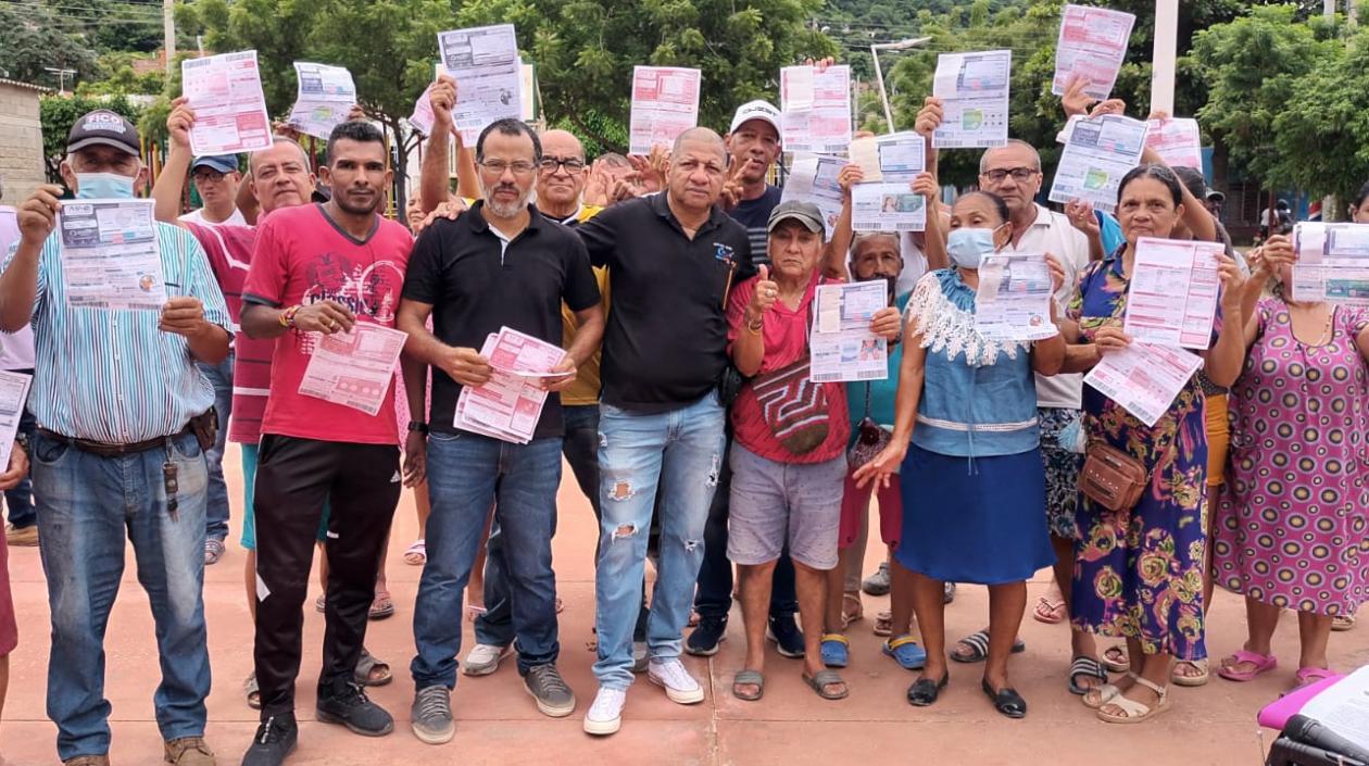 Usuarios del barrio 11 de Noviembre de Santa Marta enseñan las facturas de Air-e. "Esto es impagable", dicen.