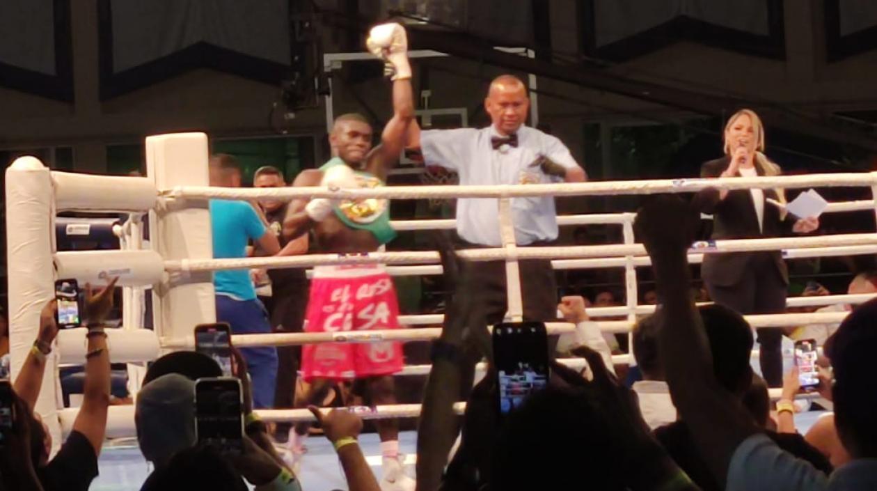 Yuberjen Martínez, boxeador colombiano, con el cinturón de campeón.