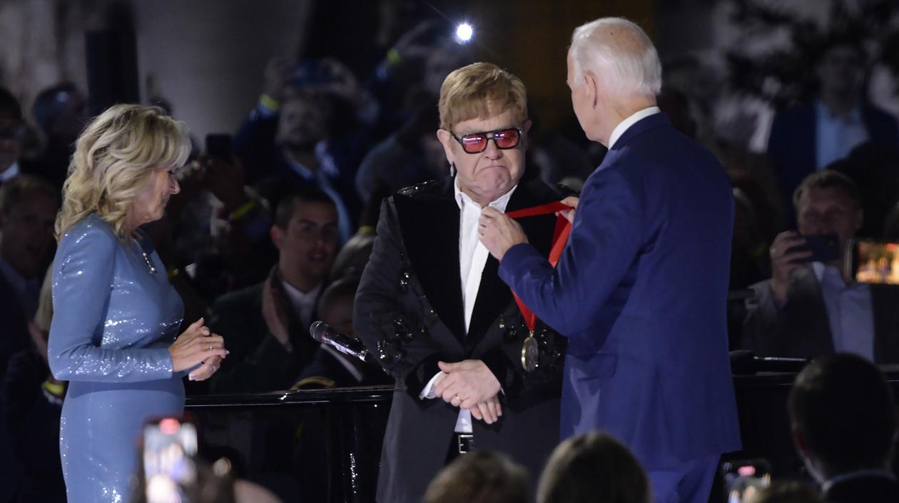 Elton John recibió la medalla nacional de las humanidades de EE.UU. de manos del presidente.