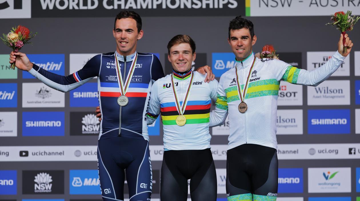 Remco Evenepoel celebra con la camiseta arcoíris. 