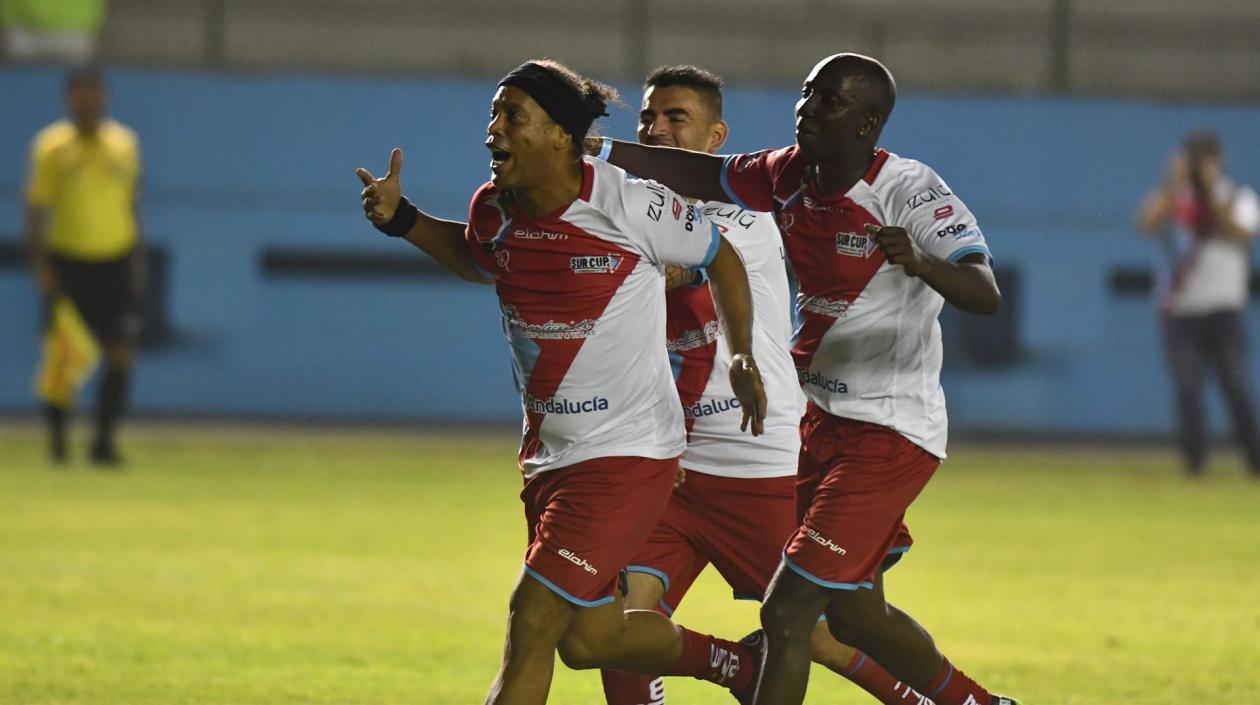 Ronaldinho celebra su anotación. 