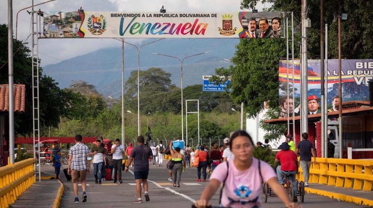 Tránsito de personas en el Puente Internacional de Ureña.