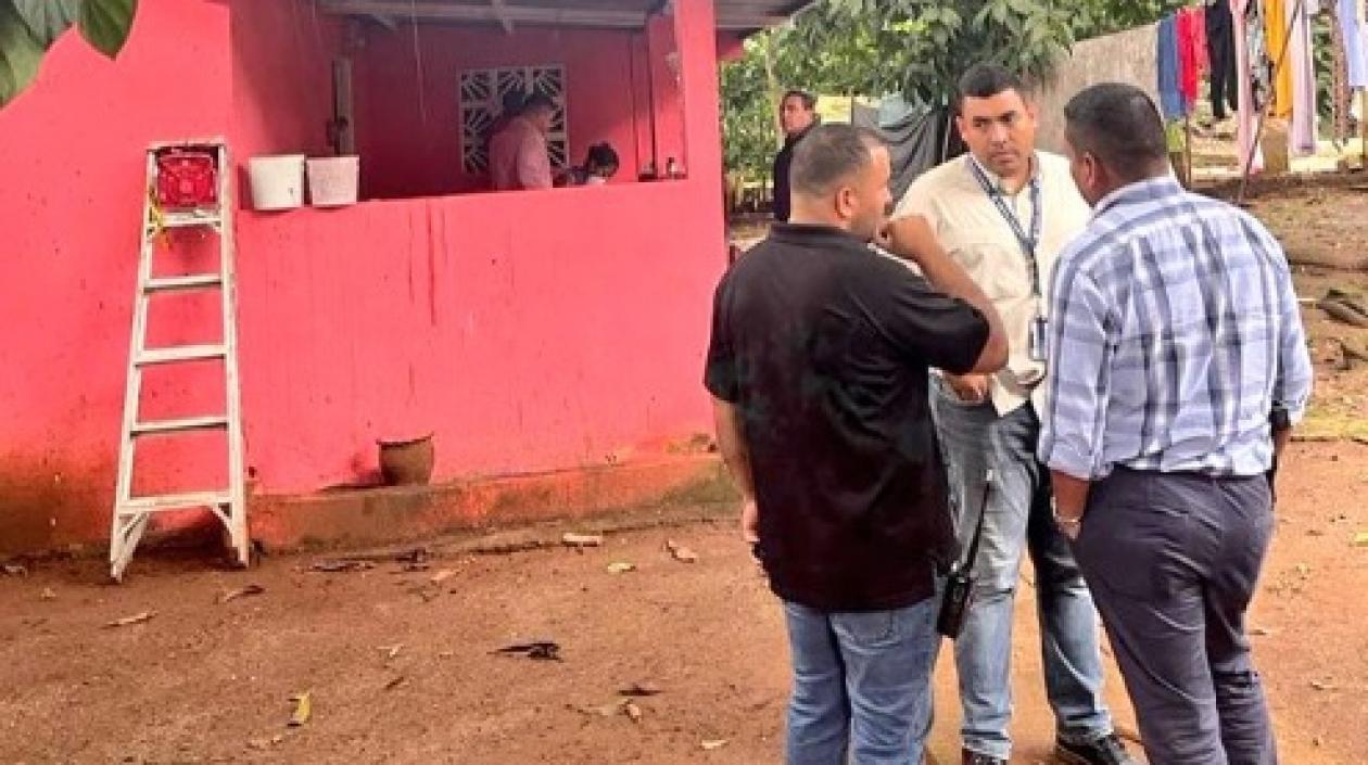 Investigadores en la vivienda en la que vivía la niña en Panamá.