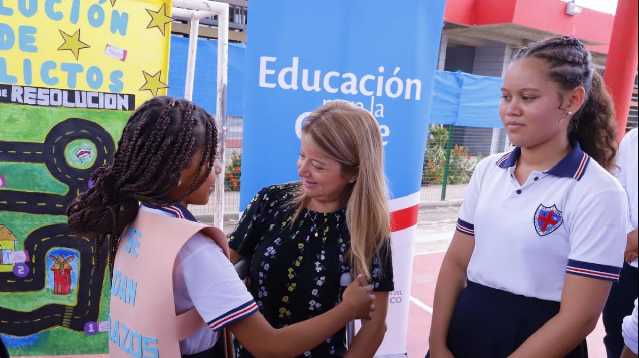 Gobernadora Elsa Noguera junto a las estudiantes.