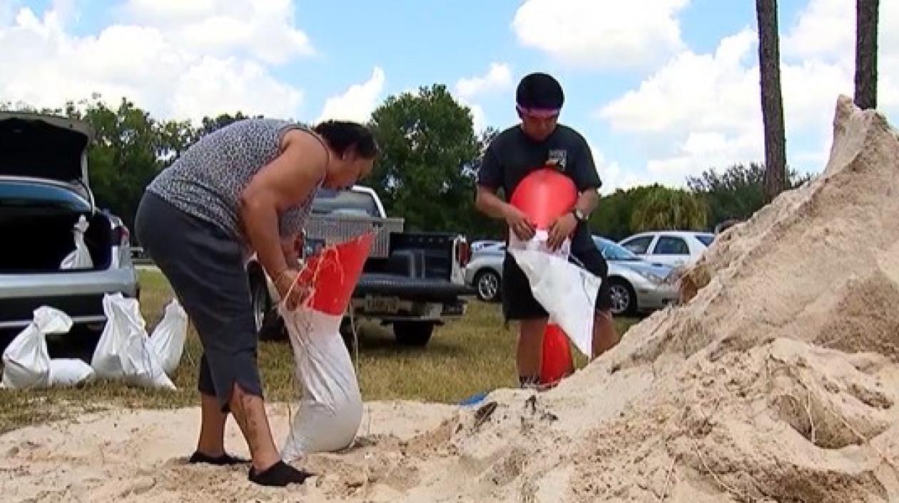 Habitantes de Tampa llenan sacos de arena para protegerse de las inundaciones.
