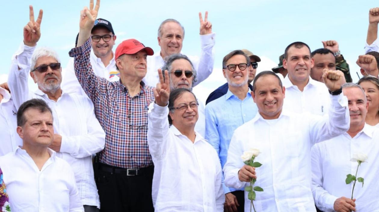 El Presidente Petro y los representantes de ambos Gobiernos.