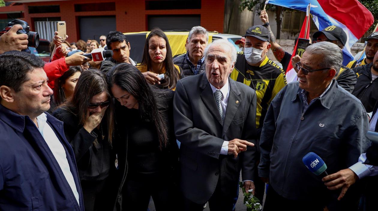 Claudia Pecci, Mónica y Francisco Pecci, esposa, hermana y padre del asesinado fiscal Marcelo Pecci, en una foto de archivo.